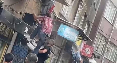 Bursa'da evde çıkan yangında alevlerin arasında kalan kadını mahalleli kurtardı