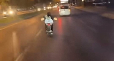 Bursa'da motosiklete uzanarak gitti, canını hiçe saydı