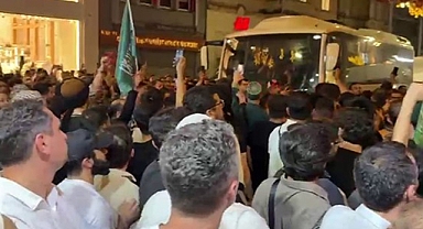 İstiklal Caddesi'nde toplanan grup, Leman dergisini protesto etti