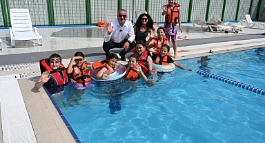 Karacabey’de yenilenen açık yüzme havuzu hizmete girdi