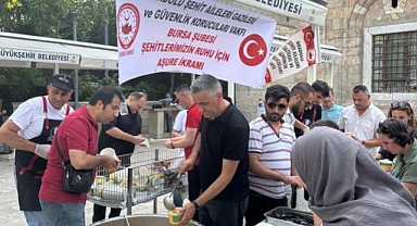 Şehitlerin hayrına aşure dağıttılar