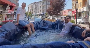 Sıcak havalardan bunaldılar, traktörün römorkunu havuz yapıp şehir turu attılar