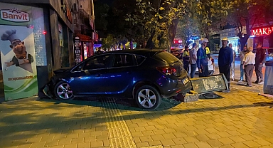 Bursa'da Kontrolden Çıkan Otomobil Elektrik Panosuna ve Motosiklete Çarptı