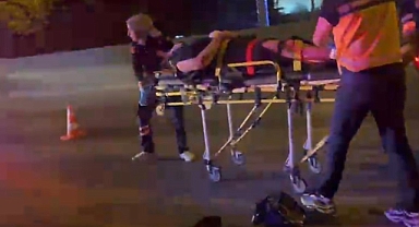 Bursa'da Motosiklet İşletme Girişine Çarptı: 2 Ağır Yaralı