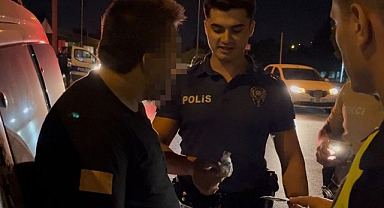 Bursa'da Polisten Kaçan Sürücü Uyuşturucuyu Camdan Attı