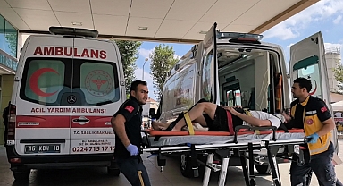 Üzerine kum dolu inşaat kovası düşen işçi ağır yaralandı