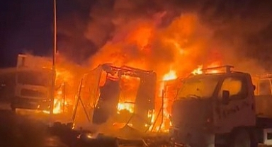 Bursa'da 3 kamyon ve 1 tır alev alev yandı, ortalık savaş alanına döndü