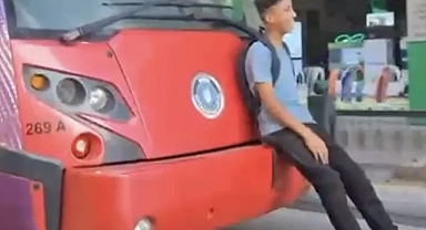 Bursa'da korku dolu anlar: Tramvayın arkasına oturarak seyahat etti