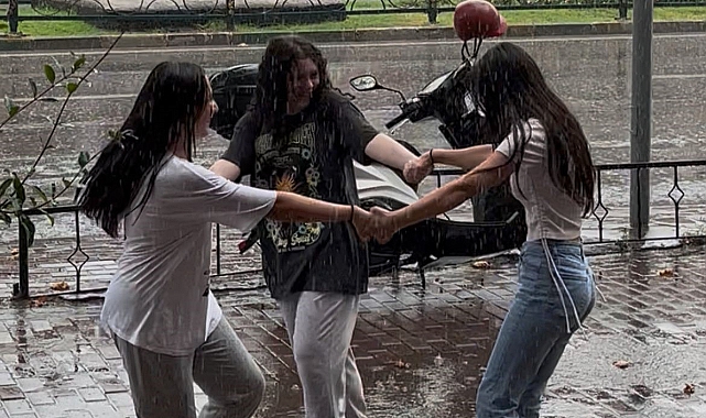 Bursa’da yağmur sevinci... Böyle dans ettiler