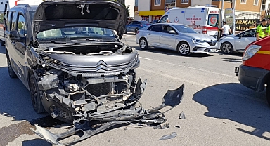 Bursa İnegöl’de hafif ticari araç ile otomobil çarpıştı: 4 yaralı