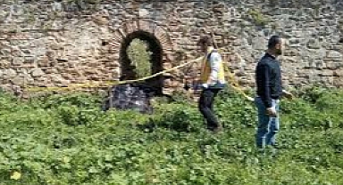 Bursa İznik'te Tarihi Surların Dibinde Erkek Cesedi Bulundu