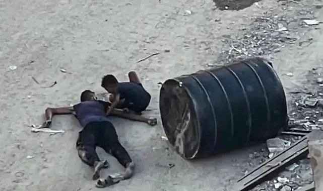 Gazze'de Yürek Burkan Görüntü: Çocuk Babasını Kaldırmaya Çalıştı