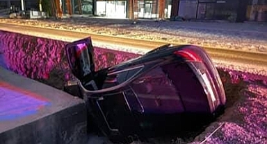 Kontrolden Çıkan Otomobil Üst Geçit İnşaatına Düştü: 4 Kişi Yaralandı