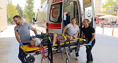 Traktörün altında kalan yaşlı kadın ağır yaralandı