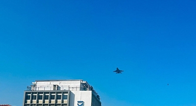 Bursa’da Cumhuriyet Coşkusu: F-16’lar Gökyüzünü, Vatandaşlar Sokakları Renklendirdi