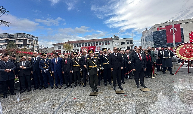 Bursa’da Cumhuriyet’in 102. yılı kutlamaları çelenk sunumuyla başladı