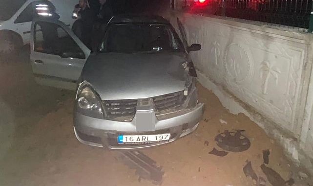 Bursa'da kontrolden çıkan otomobil duvara çarptı: 3 kişi yaralandı