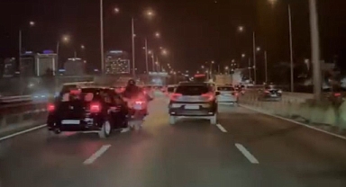 Bursa'da otomobilin çarptığı motosikletli savruldu