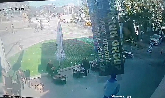 Bursa’da Şiddetli Lodos Tabelayı Uçurdu: Kafedeki 2 Kişi Saniyelerle Kurtuldu