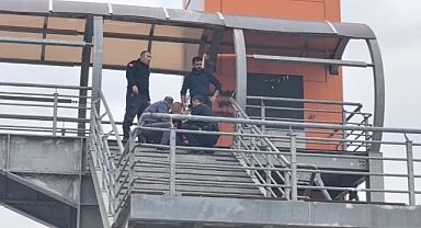 Bursa İnegöl'de Üst Geçitte İntihar Girişimi: Polis Ekipleri Alkışlarla Karşılandı