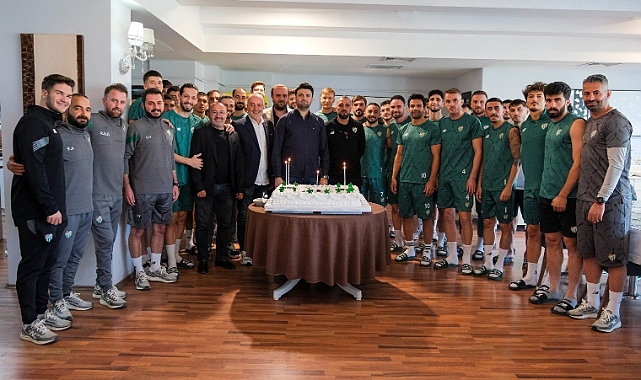Bursaspor'da antrenman sonrası Başkan Enes Çelik'e doğum günü sürprizi