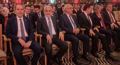 Cumhuriyet’in 102. yılı dolayısıyla Cumhurbaşkanlığı Külliyesi’nde düzenlenen 29 Ekim resepsiyonu, siyasi parti liderlerinin katılım tercihleriyle dikkat çekti.