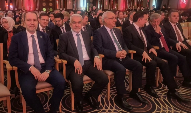 Cumhuriyet’in 102. yılı dolayısıyla Cumhurbaşkanlığı Külliyesi’nde düzenlenen 29 Ekim resepsiyonu, siyasi parti liderlerinin katılım tercihleriyle dikkat çekti.