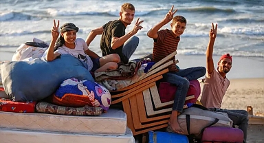 Gazze'de Ateşkes Sonrası Dönüş Başladı: Filistinliler Reşid Caddesi Üzerinden Evlerine Gidiyor