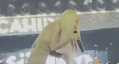 Gülşen Sahnede Para Atan Seyirciye Tepki Gösterdi