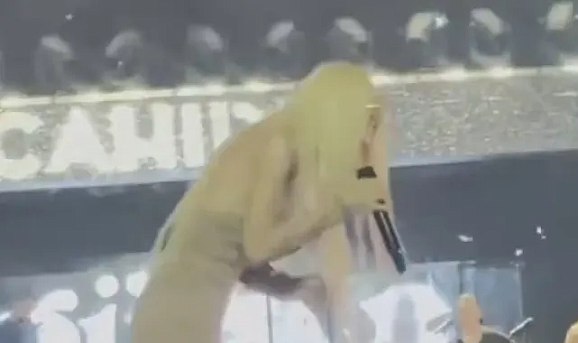 Gülşen Sahnede Para Atan Seyirciye Tepki Gösterdi