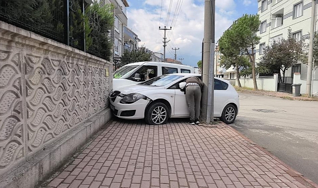 İnegöl'de Hafif Ticari Araç ile Otomobil Çarpıştı: 1 Yaralı