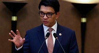 Madagaskar Cumhurbaşkanı, Fransız askeri uçağıyla ülkeyi terk etti