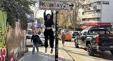 Ankara Kızılay tabelasında barfiks demiri eklendi