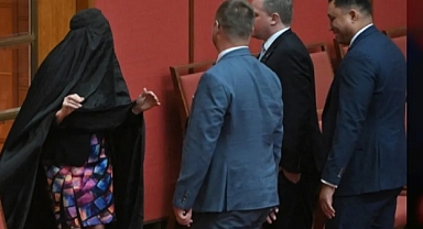 Avustralya'da Protesto Amaçlı Burka Giyen Senatör Ceza Aldı