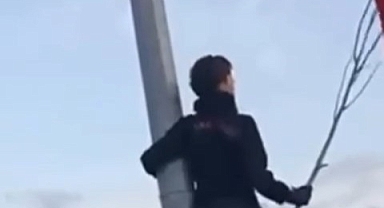 Bursa'da çocukların bayrak hassasiyeti duygulandırdı: Direğe böyle tırmandılar