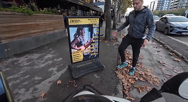 Bursa'da Motosiklet Kazası Mizahla Bitti