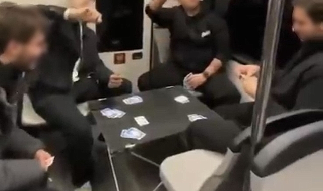 Bursa Metrosunda Şaşırtan Görüntü: Gençler Masa Kurup Oyun Oynadı