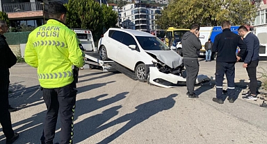 Bursa Mudanya'da Trafik Kazası: Uzman Çavuş ve Otobüs Sürücüsü Yaralandı