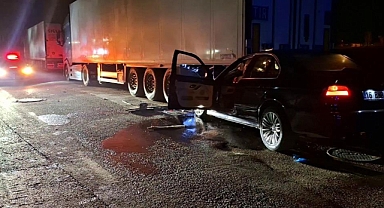 Bursa Nilüfer'de Lüks Otomobil Tıra Çarptı: Alkollü Sürücü Hayatını Kaybetti