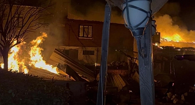 Gemlik'te Kafede Çıkan Yangın İşletmeyi Küle Çevirdi