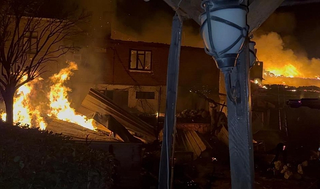 Gemlik'te Kafede Çıkan Yangın İşletmeyi Küle Çevirdi