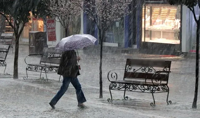 Meteoroloji'den Uyarı: İstanbul Dahil 20 İlde Sağanak Yağış Bekleniyor