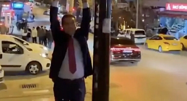 Mustafa Sarıgül, Ankara'da viral olan Kızılay tabelasına asıldı