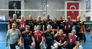 Osmangazi’nin Veteran Voleybolcuları Zirveye Çıktı