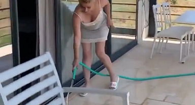 Songül Karlı gecelikle balkon yıkadı