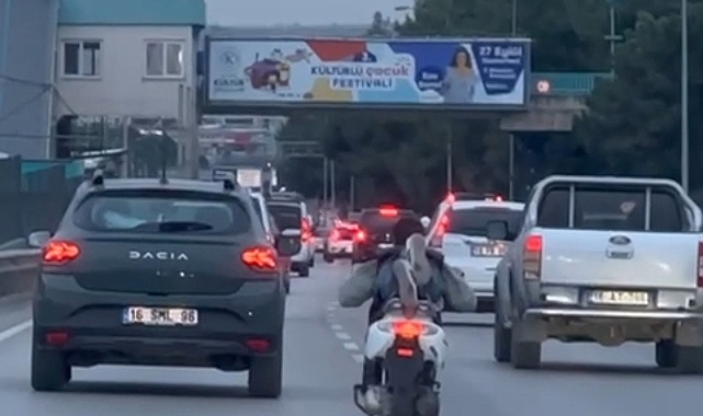 Yatarak motosiklet süren maganda kamerada