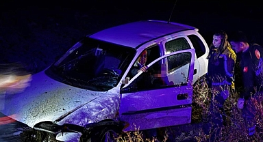 Akyazı'da Kontrolden Çıkan Otomobil Tarlaya Uçtu: Sürücü Yaralı Kurtarıldı