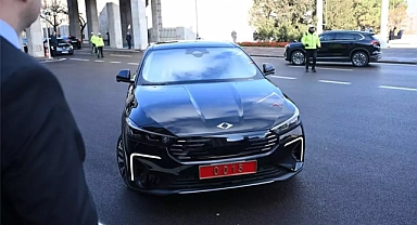 Bakan Kacır, TBMM'deki bütçe görüşmelerine Togg’un yeni modeli T10F ile geldi