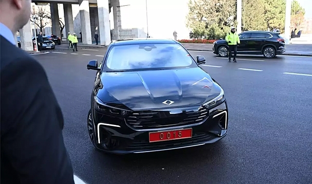 Bakan Kacır, TBMM'deki bütçe görüşmelerine Togg’un yeni modeli T10F ile geldi