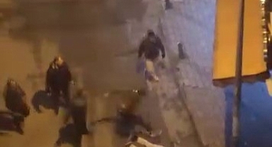 Bursa'da Alkollü Şahsa 4 Kişilik Grup Saldırdı: O Anlar Kamerada